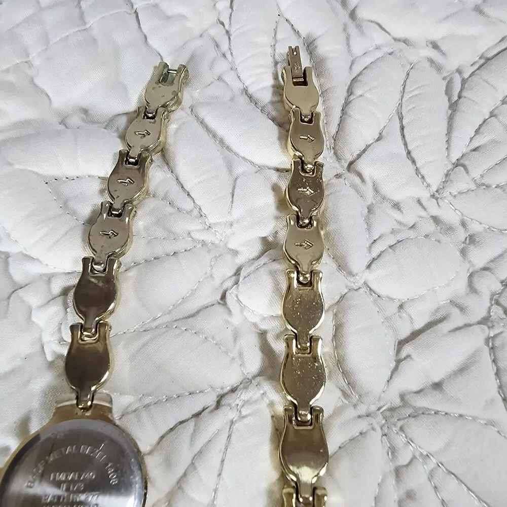 Vintage Gold Tone Women's Quartz Watch and Matching Link Bracelet Gift Set